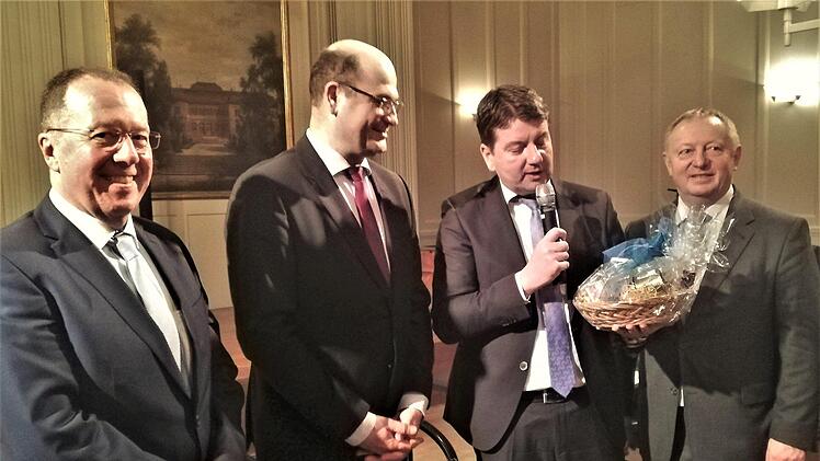 Moderator Sandro Kirchner (MdL, Zweiter von rechts) bedankt sich bei Staatsminister Albert Füracker im Beisein von OB-Kandidat Gerhard Schneider (links) und Landrat Thomas Bold (rechts). Foto: Sigismund von Dobschütz