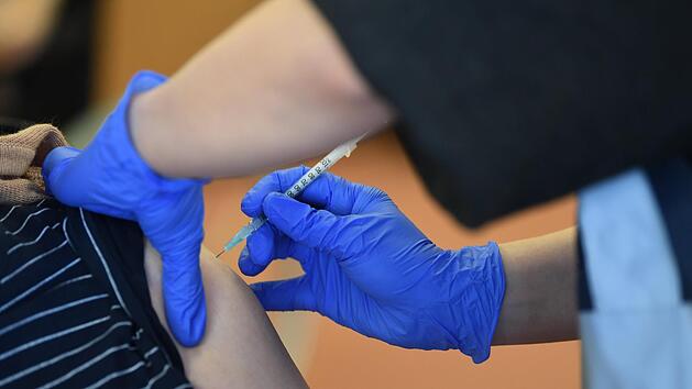 Viele Menschen warten auf die Impfung. Sie m&uuml;ssen sich aber noch ein wenig gedulden.  Symbolbild: Felix K&auml;stle/dpa