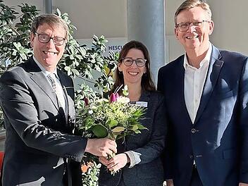 Unser Bild zeigt (von links) Gesch&auml;ftsf&uuml;hrer Alexander Zugsbradl, die neue Kaufm&auml;nnische Leiterin, Sabine Freitag, und Gesch&auml;ftsf&uuml;hrer Stephan Greb.