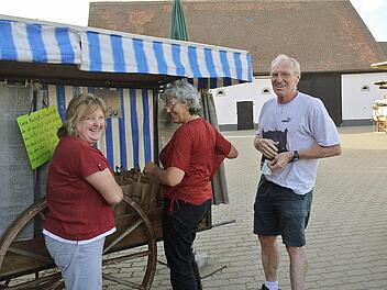 Zehn Kilo Kartoffeln braucht Familie Simon für den Kartoffelsalat. Sie holt sie bei Claudia Singer (links).  Fotos: Pauline Lindner