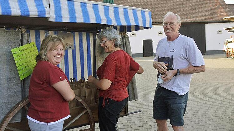 Zehn Kilo Kartoffeln braucht Familie Simon für den Kartoffelsalat. Sie holt sie bei Claudia Singer (links).  Fotos: Pauline Lindner