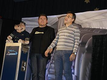 Chefstewardess Amanda und Flugkapitän Pierre Ruby bescherten ihrem Publikum in Eltmann einen ausgesprochen heiteren Abend. Zum Sexsymbol erklärte Amanda kurzerhand ihren Schwarm Ernst Rippstein, der sich von Pierre Ruby zur Bauchrednerpuppe umfunktionieren ließ.