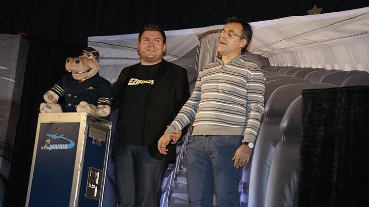 Chefstewardess Amanda und Flugkapitän Pierre Ruby bescherten ihrem Publikum in Eltmann einen ausgesprochen heiteren Abend. Zum Sexsymbol erklärte Amanda kurzerhand ihren Schwarm Ernst Rippstein, der sich von Pierre Ruby zur Bauchrednerpuppe umfunktionieren ließ.