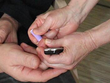 Tägliche Routine für Gesundheits- und Krankenpflegerin Marie-Jeanne Poos: ein Diabetes-Test. Foto: Thomas Mäuser