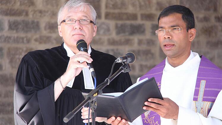 Pfarrer Philipp Klein und Pater Sony.