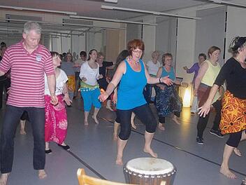 Afro-Tänze sind anstrengend - das merkten die Workshop-Teilnehmer in Kronach schnell.  Foto: Heike Schülein