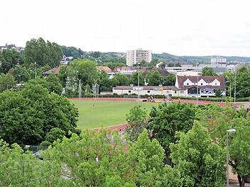 Die Benno-Benz-Sportanlage mit dem Sportheim der Coburger Turnerschaft. Rechts davon soll die neue Dreifach-Sporthalle entstehen - allerdings als reine Schulsporthalle, wie der Stadtrat nun entschied.  Foto: Simone Bastian/CT-Archiv