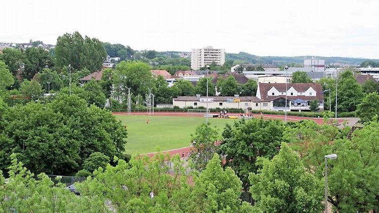 Die Benno-Benz-Sportanlage mit dem Sportheim der Coburger Turnerschaft. Rechts davon soll die neue Dreifach-Sporthalle entstehen - allerdings als reine Schulsporthalle, wie der Stadtrat nun entschied.  Foto: Simone Bastian/CT-Archiv
