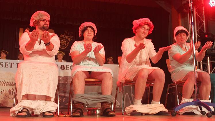 Im Altenheim ließen (v. l.) Sven Scherbel, Stefan Nemnitz, Christian Kraus und Peter Neubauer die Hosen runter. Foto: Veronika Schadeck