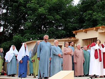 Nicht nur Bühnenbild und Kostüme, sondern vor allem die schauspielerische Leistung der Laiendarsteller beeindruckte die Zuschauer bei den Passionsspielen in Gemünda.Foto: Bettina Knauth