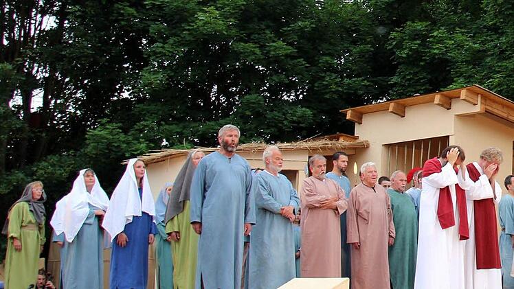 Nicht nur Bühnenbild und Kostüme, sondern vor allem die schauspielerische Leistung der Laiendarsteller beeindruckte die Zuschauer bei den Passionsspielen in Gemünda.Foto: Bettina Knauth