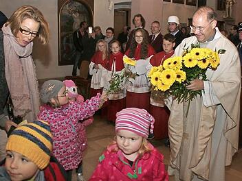 Der Kindergarten heißt den neuen Pfarrherrn willkommen  Foto: Evi Seeger