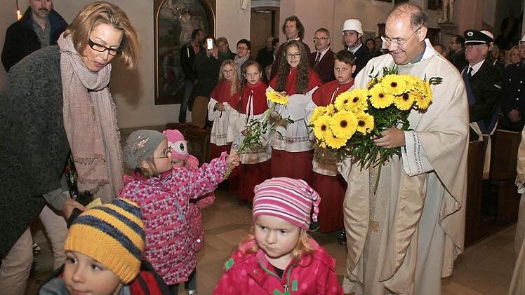 Der Kindergarten heißt den neuen Pfarrherrn willkommen  Foto: Evi Seeger