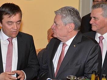 Der Wallenfelser Bürgermeister Jens Korn (l.) sieht in Joachim Gauck einen guten Zuhörer. Auch Landrat Oswald Marr (r.) lobte das Auftreten des Bundespräsidenten. Foto: Ronald Rinklef