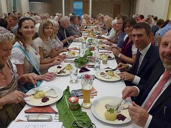 Krenkönigin Christine I. scharte beim traditionellen Krenessen illustre Gäste wie Bürgermeister Andreas Galster, den Bundestagsabgeordneten Stefan Müller und Krenherstellerin Katrin Koch (von rechts) um sich.  Foto: Pauline Lindner