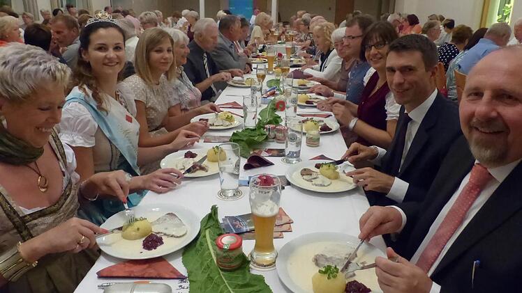 Krenkönigin Christine I. scharte beim traditionellen Krenessen illustre Gäste wie Bürgermeister Andreas Galster, den Bundestagsabgeordneten Stefan Müller und Krenherstellerin Katrin Koch (von rechts) um sich.  Foto: Pauline Lindner