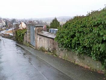 Mit einem Kostenaufwand von rund 202 000 Euro wird die Friedshofsmauer saniert, eine neue Wasserleitung in dem Bereich verlegt und der Straßenkörper verbreitert. Die Maßnahme wird über das Amt für Ländliche Entwicklung in Bamberg gefördert. Foto: Werner Reißaus