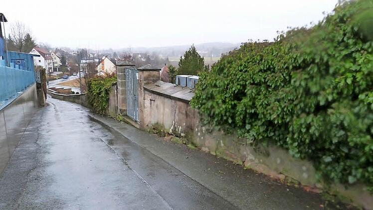 Mit einem Kostenaufwand von rund 202 000 Euro wird die Friedshofsmauer saniert, eine neue Wasserleitung in dem Bereich verlegt und der Straßenkörper verbreitert. Die Maßnahme wird über das Amt für Ländliche Entwicklung in Bamberg gefördert. Foto: Werner Reißaus