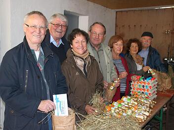Die Helfer des Klaushof-Osterhasen von links: Helmut Kolb, Gudrun heil-Franke, Ekke Haupt, Gerald Klemm, Anne Bayerdorfer, Maria Ger-des und Christian Draga.  Foto: Kathrin Kupka-Hahn
