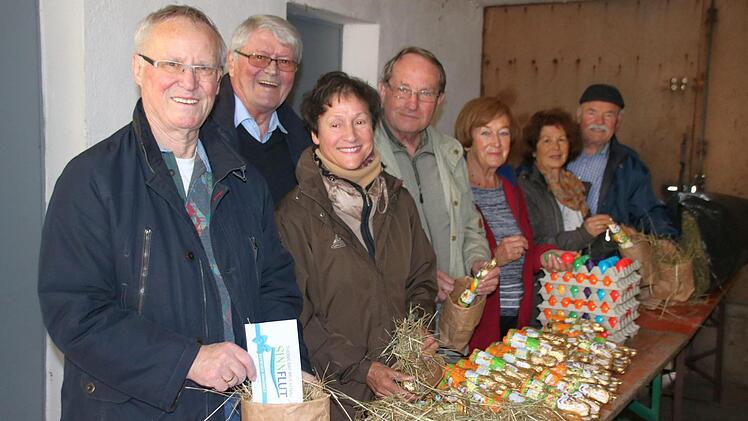 Die Helfer des Klaushof-Osterhasen von links: Helmut Kolb, Gudrun heil-Franke, Ekke Haupt, Gerald Klemm, Anne Bayerdorfer, Maria Ger-des und Christian Draga.  Foto: Kathrin Kupka-Hahn