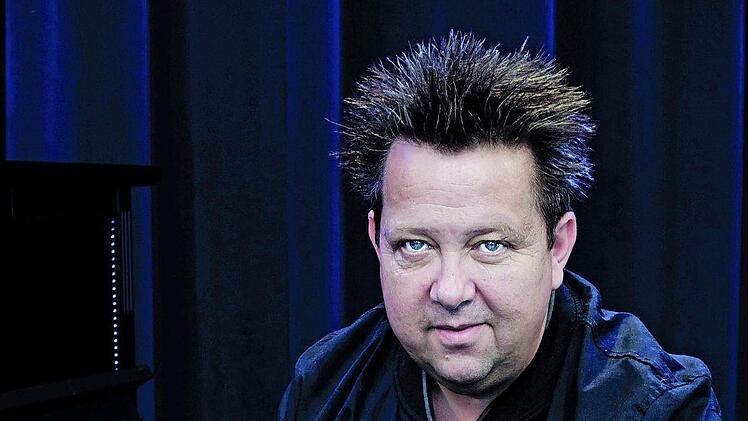 Unterhaltung hat für ihn auch was mit Haltung zu tun: Sebastian Krumbiegel, einer der Prinzen, hier solo am Klavier. Foto: Markus Wustmann