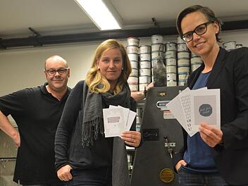 Sigrid (links) und Susanne Wagner lassen ihre Karten in Forchheim bei Frank Streit drucken. Fotos: Ronald Heck