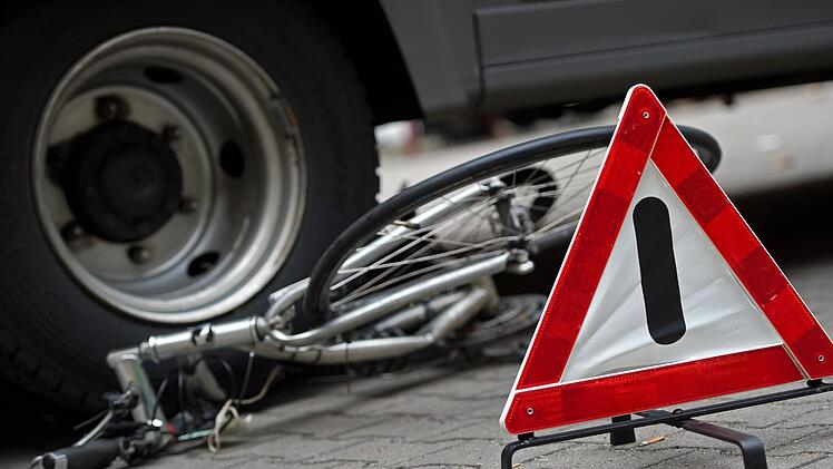 Ein Radfahrer wurde in Kulmbach von einem autoerfasst und schwer verletzt. Symbolfoto: Arno Burgi/dpa