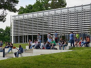 Die Hochschule Coburg, hier der  Campus an der Friedrich-Streib-Straße, unterhält mit dem Masterstudiengang Zukunftsdesign bereits eine Kooperation mit dem   Innovations-Zentrum Region Kronach (IZK). Ob weitere dazukommen, ist noch offen. Foto: Hochschule Coburg
