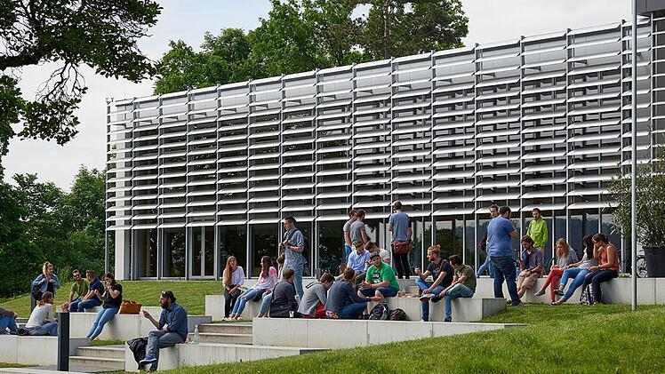 Die Hochschule Coburg, hier der  Campus an der Friedrich-Streib-Straße, unterhält mit dem Masterstudiengang Zukunftsdesign bereits eine Kooperation mit dem   Innovations-Zentrum Region Kronach (IZK). Ob weitere dazukommen, ist noch offen. Foto: Hochschule Coburg