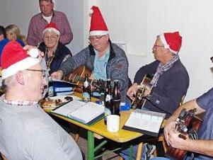 Die Sängergruppe "Fritz und seine wilden Gesellen" unterhielt die Besucher bei der Adventsfeier und leistete ihren Beitrag, dass ein stattlicher Spendenerlös erzielt werden konnte. Foto: Thomas Hümmer
