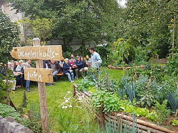 Der Obst- und Gartenbauverein Wernarz hatte zusammen mit dem Obst- und Gartenbauverein Bad Brückenau in den Gemeinschaftsgarten in Eckarts eingeladen. Foto: Elisabeth Assmann