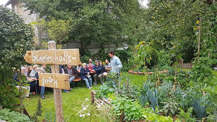 Der Obst- und Gartenbauverein Wernarz hatte zusammen mit dem Obst- und Gartenbauverein Bad Brückenau in den Gemeinschaftsgarten in Eckarts eingeladen. Foto: Elisabeth Assmann
