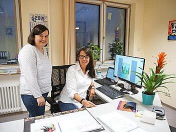 Fachkraft f&uuml;r Senioren Sabine Nasner (sitzend) ist seit 1. Oktober im Sandberger Rathaus t&auml;tig. Sie ist die "Fachkraft f&uuml;r die Waldd&ouml;rfer Senioren". B&uuml;rgermeisterin Sonja Reubelt begr&uuml;&szlig;te sie.  Foto: Marion Eckert