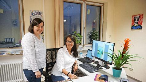 Fachkraft f&uuml;r Senioren Sabine Nasner (sitzend) ist seit 1. Oktober im Sandberger Rathaus t&auml;tig. Sie ist die "Fachkraft f&uuml;r die Waldd&ouml;rfer Senioren". B&uuml;rgermeisterin Sonja Reubelt begr&uuml;&szlig;te sie.  Foto: Marion Eckert