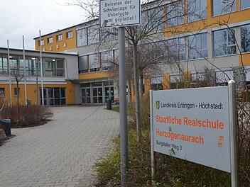An der Realschule in Herzogenaurach hat am Freitag kein Unterricht stattgefunden, weil ein Schüler positiv auf das Coronavirus getestet worden war. Am Montag soll aber der Unterricht wieder stattfinden, wenn sich die Lage übers Wochenende nicht noch anders entwickelt. Foto: Bernhard Panzer