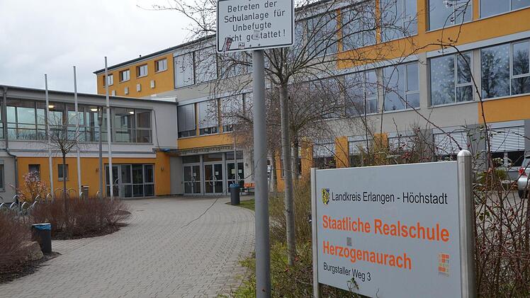 An der Realschule in Herzogenaurach hat am Freitag kein Unterricht stattgefunden, weil ein Schüler positiv auf das Coronavirus getestet worden war. Am Montag soll aber der Unterricht wieder stattfinden, wenn sich die Lage übers Wochenende nicht noch anders entwickelt. Foto: Bernhard Panzer