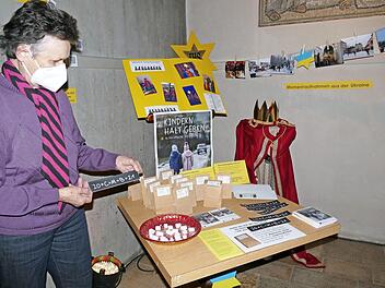 Das Sternsingerteam von St. Heinrich hat einen Infostand gestaltet, an dem es auch die Segensaufkleber gibt. Foto: Marion Krüger-Hundrup