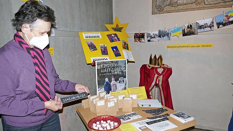 Das Sternsingerteam von St. Heinrich hat einen Infostand gestaltet, an dem es auch die Segensaufkleber gibt. Foto: Marion Krüger-Hundrup