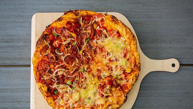 Pizza kannst du optimal auf deinem Grill backen.