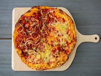 Pizza kannst du optimal auf deinem Grill backen.