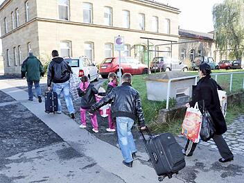 Gestern zogen die Flüchtlinge  aus Serbien und dem Kosovo in das  ehemalige  Bahn-Anwesen an der Ludwigstraße ein.   Fotos: RiegerPress/Rinklef