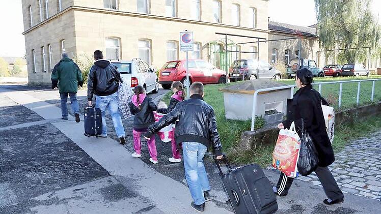 Gestern zogen die Flüchtlinge  aus Serbien und dem Kosovo in das  ehemalige  Bahn-Anwesen an der Ludwigstraße ein.   Fotos: RiegerPress/Rinklef