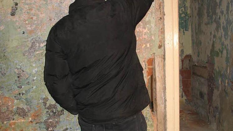 Robert Endres hat Reste einer Bemalung freigelegt.
