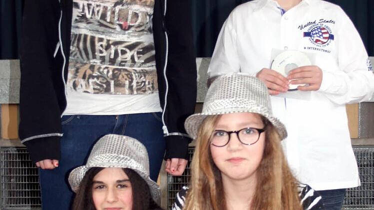 Die Kandidaten für den Kreisentscheid (stehend): Elina Kuhnt und Julian Heckel, (kniend) Sara Portelli und Paula Holzmann