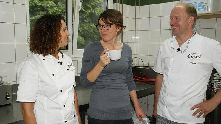 Redakteurin Anna Jung besprach mit Sandra und Michael Oppel den nächsten Dreh - die Fragen allerdings mussten beide spontan vor der Kamera beantworten. Foto: Sabine Weinbeer
