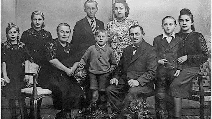 Stefan Reuther mit seiner Frau Frieda, geborene Spindler, mit ihren sieben Kindern etwa um 1940. Von links:Elisabeth (später Daum), Antonie (später Schmidt), Johann Reuther, in der Mitte der kleine Josef, der 1955 tödlich verunglückte, Margareta, genannt Hilda (später Häsner), Georg Reuther und Rosa (später Hahn).