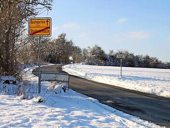 Die Gemeindeverbindungsstraße von Stadtsteinach nach Baumgarten ist sanierungsbedürftig und sehr schmal mit wenigen Ausweichmöglichkeiten bei Gegenverkehr.  Foto: Dagmar Besand