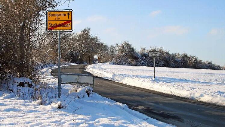 Die Gemeindeverbindungsstraße von Stadtsteinach nach Baumgarten ist sanierungsbedürftig und sehr schmal mit wenigen Ausweichmöglichkeiten bei Gegenverkehr.  Foto: Dagmar Besand
