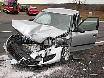 Der beschädigte Skoda, der vom Flurweg in die Staatsstraße eingefahren war.