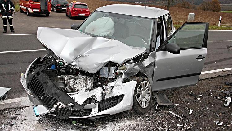 Der beschädigte Skoda, der vom Flurweg in die Staatsstraße eingefahren war.